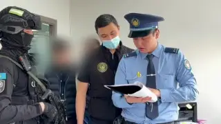 У “помогаек“ были свои кабинеты возле ЦОНа Актобе - видео задержания