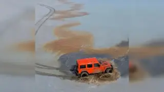 Власти Казахстана наказали узбекского блогера за заезд на джипе в солончак