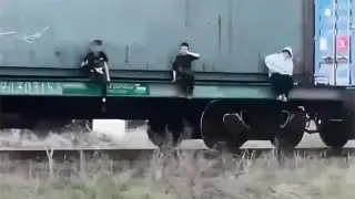 Полиция проверит опасные игры детей на поезде в Алматы