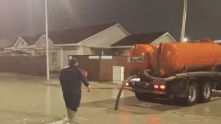 Атырау затопило после сильного ливня - видео