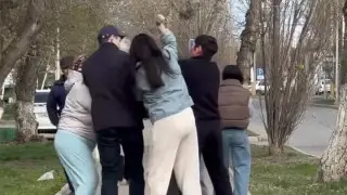 Блогер, возмутившая матерей детей с аутизмом, ввязалась в драку в Костанае - видео