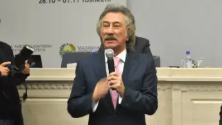 Токаев поздравил солиста группы “Ялла“ Фарруха Закирова с 80-летием