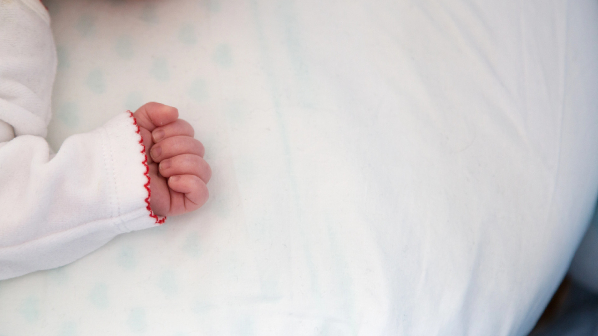 Врачи в Актобе провели уникальную операцию новорождённой девочке