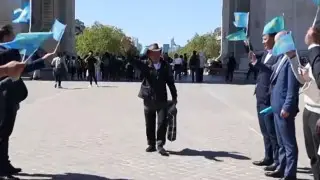 76-летний аксакал из Улытау прошел пешком почти три тысячи километров до Парижа