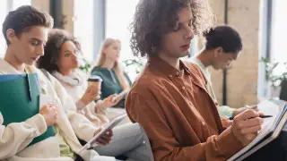 Зумеры раскололись на подпоколения с разными политическими и культурными ориентирами - эксперты