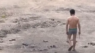 Раздетый иностранец с ножом напугал жителей Алматы