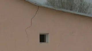 Теснота, трещины и дыры: дети учатся в 100-летней школе в Жамбылской области