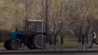 Синий трактор пытался скрыться от полиции в Астане - видео