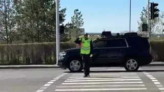 Астанчанин неожиданно стал мобилографом для полицейского - вирусное видео