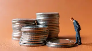 Названа средняя зарплата госслужащих в Казахстане