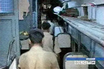 Ветки деревьев смели пассажиров с крыши вагонов 