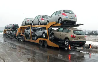 Импорт автомобилей в Россию упал в 4 раза