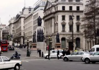 Продажи автомобилей в Великобритании снизились на треть