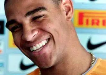 Адриану временно уходит из футбола