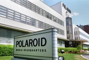 Суд отменил продажу компании Polaroid